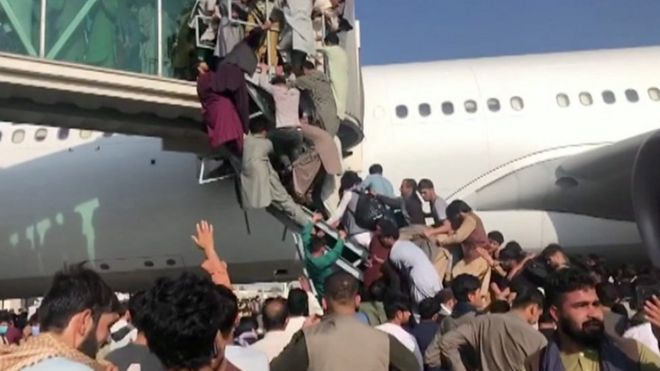 حالة من الفوضى في مطار كابل حيث يفر الأفغان من طالبان
