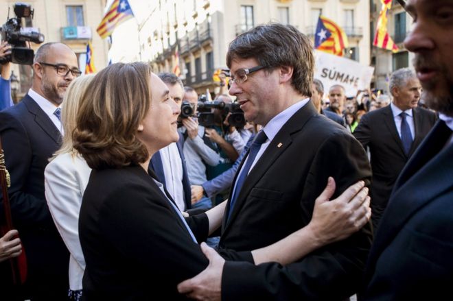 Барселона Майорасса Ада Колау (слева) обнимает каталонского регионального президента Карлеса Пуигдемонта (справа) в Барселоне, 16 сентября