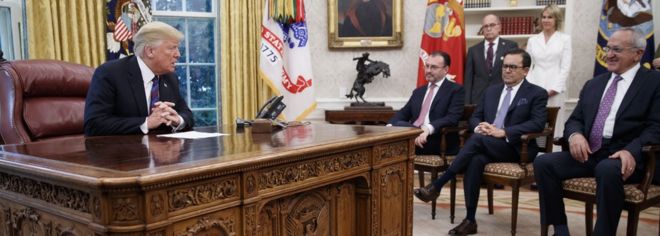 Президент США Дональд Дж. Трамп (слева), принимающий мексиканскую делегацию, разговаривает по телефону с президентом Мексики Энрике Пена Ньето, чтобы объявить о торговой сделке в Овальном кабинете Белого дома
