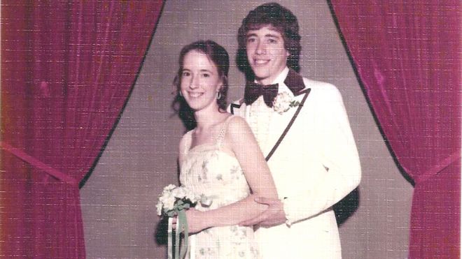 Фотография Чака и Линды Рэймонд с выпускного вечера 1976 года