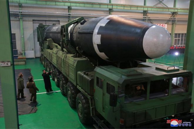 Лидер Северной Кореи Ким Чен Ун считается успешно запущенным испытанием межконтинентальной баллистической ракеты Hwasong-15, на этом недатированном фото, опубликованном Корейским центральным информационным агентством Северной Кореи (KCNA) в Пхеньяне 30 ноября 2017 г.
