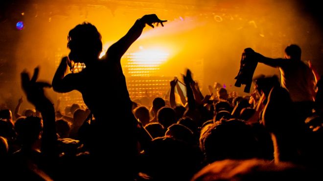 இரவு நேரத்தில் இளம்பெண் ஊர் சுற்றினால் தவறா?