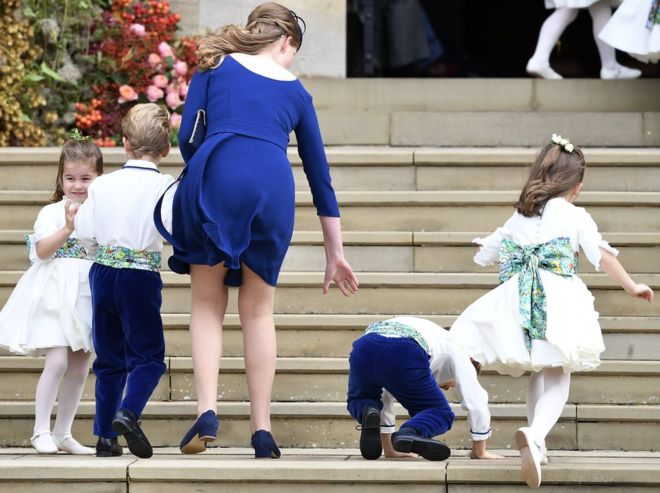 Подружка невесты принцессы Шарлотты из Кембриджа прибывает с подружками невесты и мальчиками