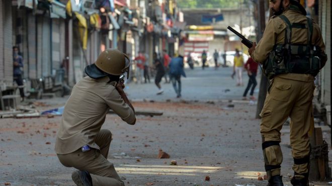 Полиция принимает протестующих в Кашмире