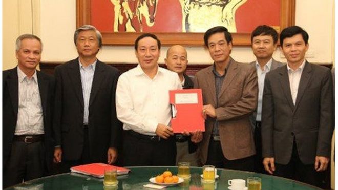 Ông Đinh Ngọc Hệ, biệt danh "Út trọc" (giữa, hàng sau) tại lễ ký kết hợp đồng dự án đầu tư xây dựng cầu Việt Trì (Hạc Trì)