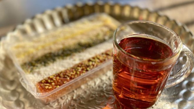 چای ایرانی و شیرینی ترکیه‌ای