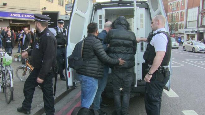 Полиция проводит задержание и обыск