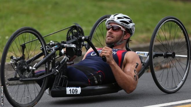 Triatleta en bicicleta de mano