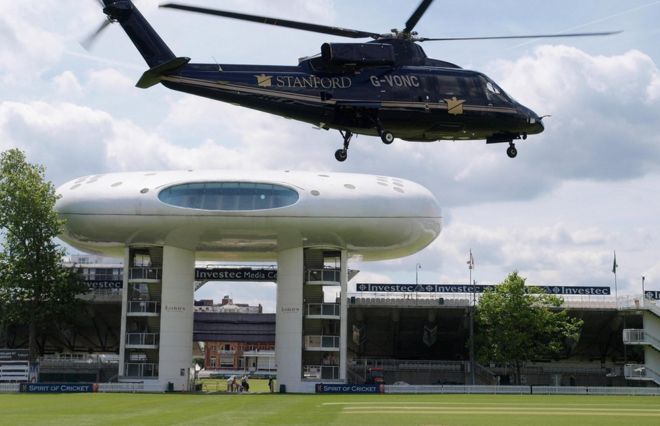 Вертолет миллиардера США сэра Аллена Стэнфорда взлетает после того, как его сбросили на площадке для игры в крикет Lords в Лондоне 11 июня 2008 года.