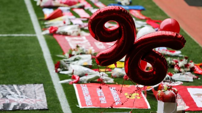 Дани помещены на поле перед поминальной службой в ознаменование 27-й годовщины катастрофы в Хиллсборо на стадионе «Энфилд» 15 апреля 2016 года в Ливерпуле, Англия.