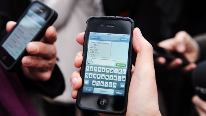 Мобильные телефоны в руках людей