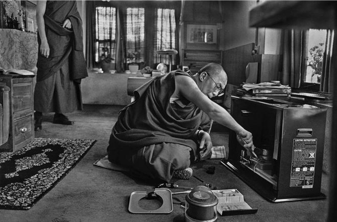 Далай-лама ремонтирует телевизор