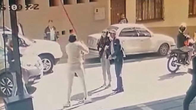 Imagen de un video divulgado por el Inpec muestra a la supuesta excongresista Aída Merlano alcanzando el nivel de la calle con la ayuda de una cuerda roja mientras un motociclista la espera.
