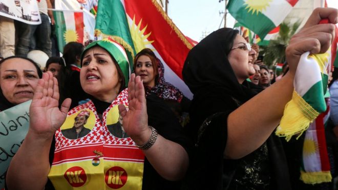 Иракские курды принимают участие в демонстрации возле консульства США в Эрбиле 21 октября 2017 года