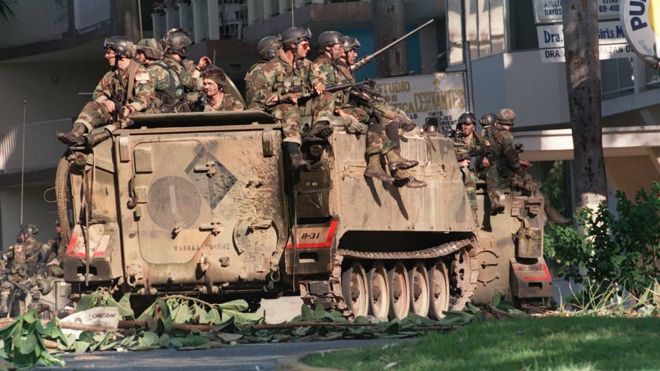 Soldados estadounidenses en una calle de Ciudad de Panamá durante la operación Causa Justa, el 23 de diciembre de 1989.