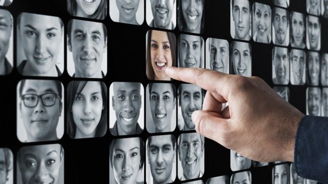 Dedo apuntando a un rostro entre varias fotografías