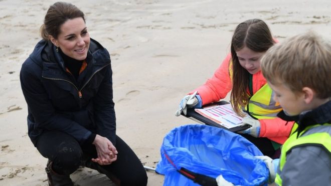 Кэтрин, герцогиня Кембриджская, присоединяется к ученикам начальной школы на уборке пляжа на пляже Ньюборо