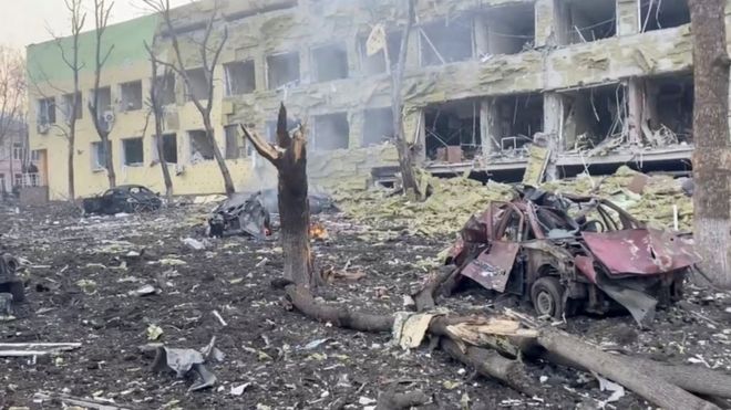 Edificio de un hospital de maternidad bombardeado por el ejército ruso.