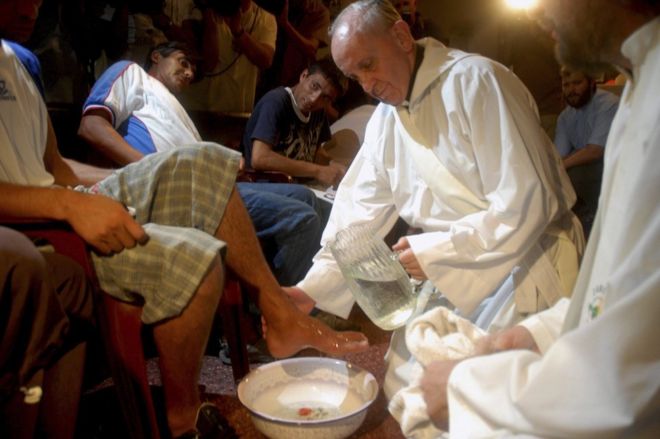 Кардинал Бергольо омывает ноги жителям во время мессы на Великий четверг в Буэнос-Айресе в марте 2008 года