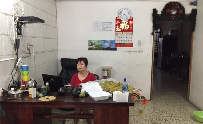 Li Zhong sentada en su tienda de San José, atendiendo a clientes durante la Semana Santa.