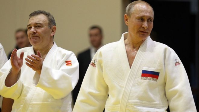 Аркадий Ротенберг и Владимир Путин в форме для дзюдо в Сочи в феврале 2019 года