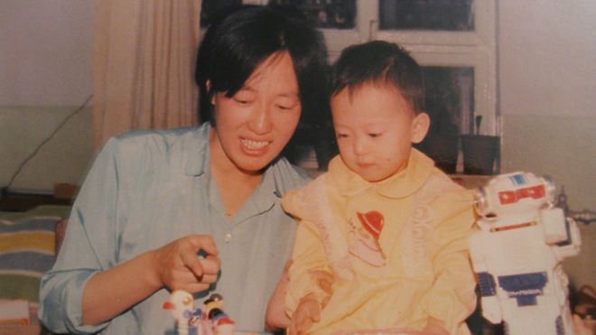 Юйвэнь Ву со своей маленькой дочерью.