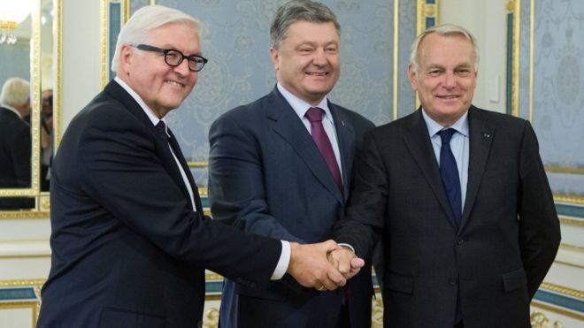 Міністр закордонних справ Німеччини Франк-Вальтер Штайнмаєр, президент Петро Порошенко та міністр закордонних справ Франції Жан-Марк Еро у Києві, вересень 2016 р.