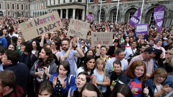 Участники кампании за выбор поддерживают плакаты, призывающие к либерализации законов об абортах в Северной Ирландии