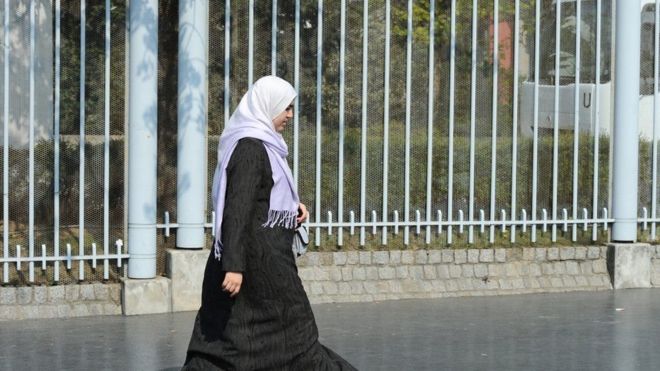 تحقيق بريطاني في بصق رجل على سيدة ومحاولة نزع حجاب صديقتها