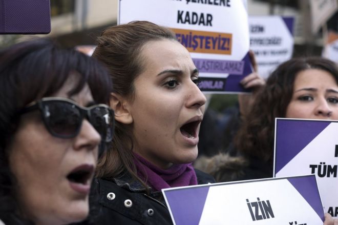 Турецкие женщины проводят акцию протеста в Анкаре, Турция, 19 ноября
