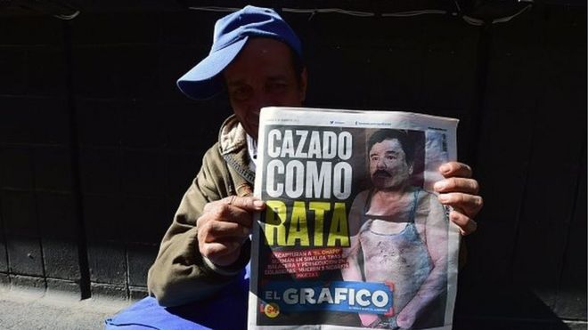 Уличный торговец показывает газету в Мехико с изображением наркобарона Хоакина Эль Чапо Гусмана на первой полосе