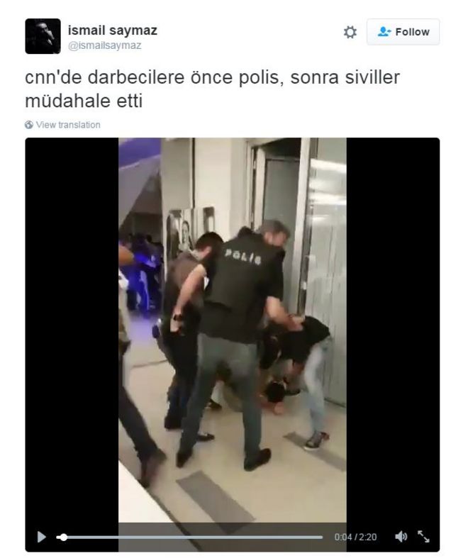В твите показаны кадры с момента, когда солдаты были арестованы в CNN Turk