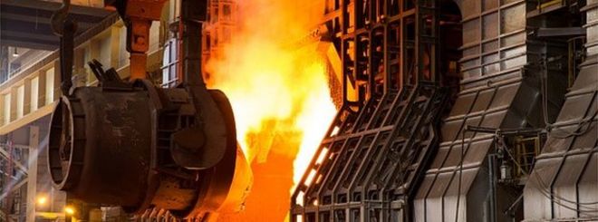 перемещение горячего металла в кислородную печь для производства стали.