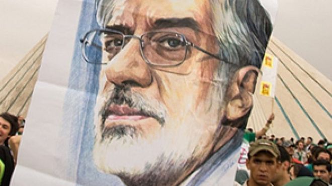 میرحسین موسوی بیش از ده سال است که در حبس خانگی است. فرمانده وقت نیروی انتظامی گفته آیت الله خامنه‌ای شخصا مسئولیت حبس آقای موسوی را به عهده گرفته است