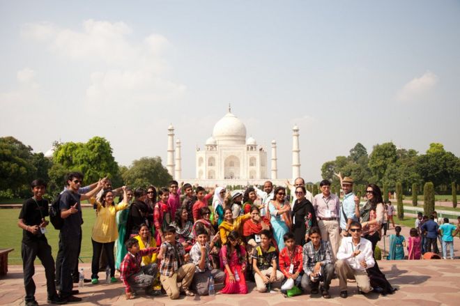 Студенты из Пакистана посетили Тадж-Махал в Агре в 2015 году.