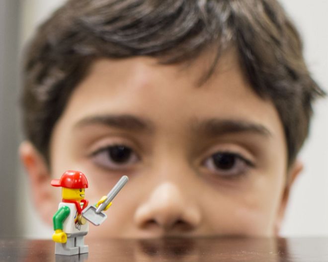 Эйдан МакРей, семилетний со-изобретатель тематического пляжного комплекса Lego, со своей любимой фигурой.
