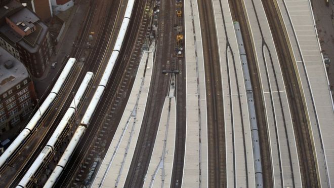 Поезда проезжают мимо платформ лондонского моста