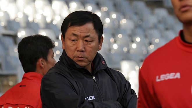 Тренер Северной Кореи Ким Чен Хун (C) наблюдает за тренировками своих игроков во время тренировки на стадионе Грин Пойнт в Кейптауне 20 июня 2010 года