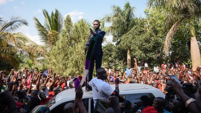 Поп-звезда Уганды, ставшая депутатом оппозиции Роберт Кягулани, произносит речь возле своего дома в Кампале, Уганда, после возвращения из Соединенных Штатов 20 сентября 2018 года.