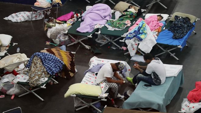 Люди укрываются в конференц-центре от наводнения ураганом Харви в Хьюстоне, штат Техас, август 2017 г.