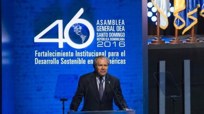 Генеральный секретарь Организации американских государств (ОАГ) Уругвайец Луис Альмагро выступает с речью на церемонии открытия 46-й Генеральной Ассамблеи Организации американских государств (ОАГ) в Санто-Доминго 13 июня 2016 года