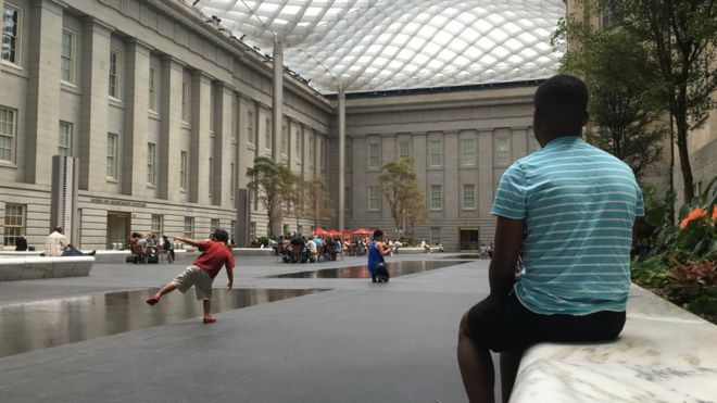 Jovem do Zimbábue pede asilo nos EUA para fugir de discriminação
