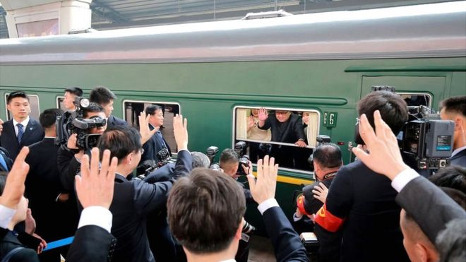 El tren norcoreano con el líder Kim Jon-un saludando desde la ventana.