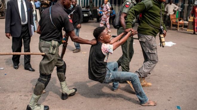 Police dey drag young man during election to arrest am