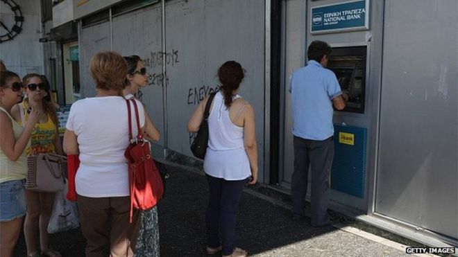 Очереди продолжают строить в греческих банкоматах