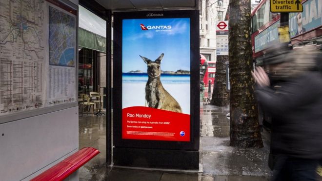 Реклама Qantas на автобусной остановке в Лондоне