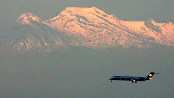 Un avión aterrizando en Ciudad de México