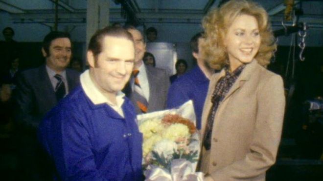 Мисс Великобритания Мишель Доннелли встречает рабочего Ford Джона Оуэна в 1981 году
