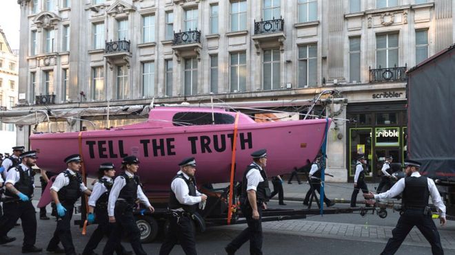 полиция протеста против вымирания восстания переехала на большую розовую лодку, блокирующую улицу Оксфорд