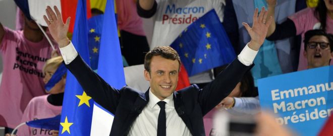 Кандидат в президенты Франции Эммануэль Макрон обращается к избирателям во время политической встречи в Grande Halle de La Villette 1 мая 2017 года в Париже, Франция